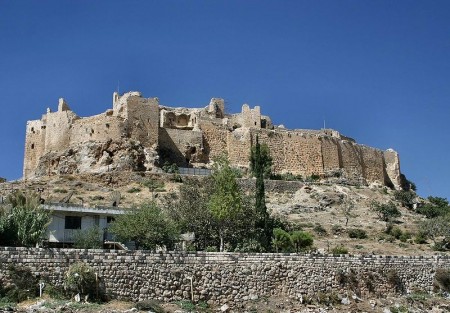 نمایی از قلعه الموت کنونی - چرا کتاب بخوانیم - کتاب‌خوانی
